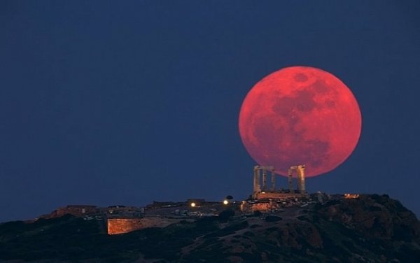 Plyajda yalangoch qora tanlilar