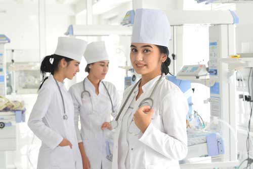 Hamshiralar etaklari ostidagi fotosuratlar