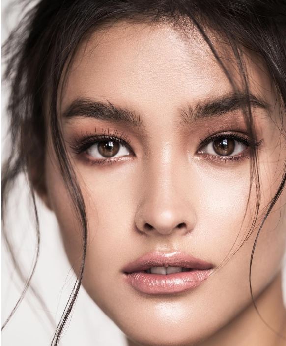 Yetuk onalar boshqa odamlarning xotinlari hd Qora sochli, dumaloq eshakli mabuda sevgilisi bilan stol ustida oynayapti