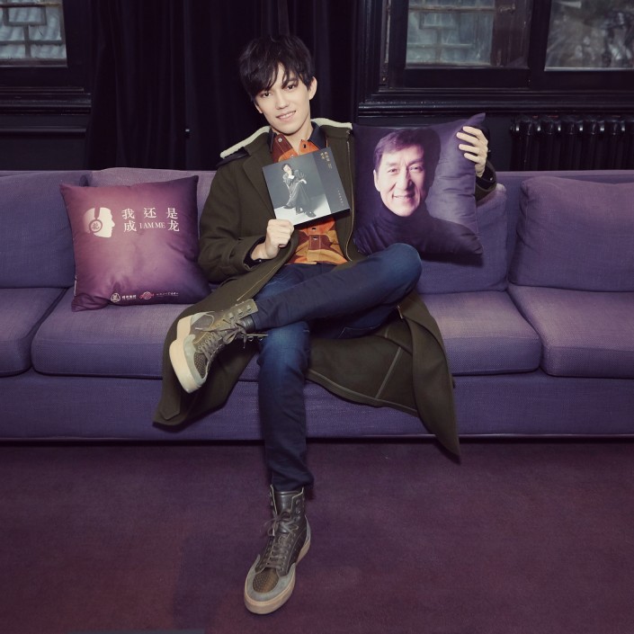 Qozog‘istonlik qo‘shiqchi Jeki Changa chopon sovg‘a qildi