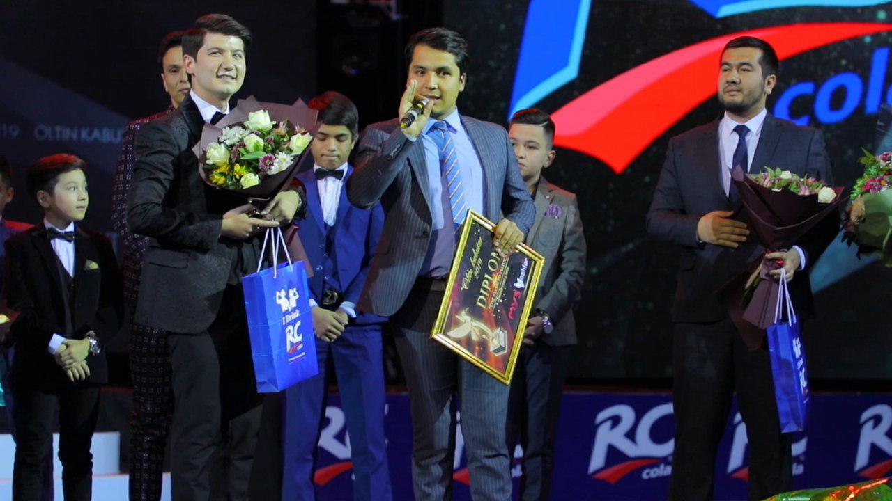 Ultraviyole porno Yalangoch va juda semiz kampir vulvasini onanizm qiladi.