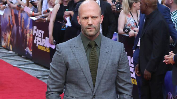 “Forsaj” yulduzi Jeyson Stetxem Turkiyadagi o‘q o‘tmaydigan villada dam olmoqda