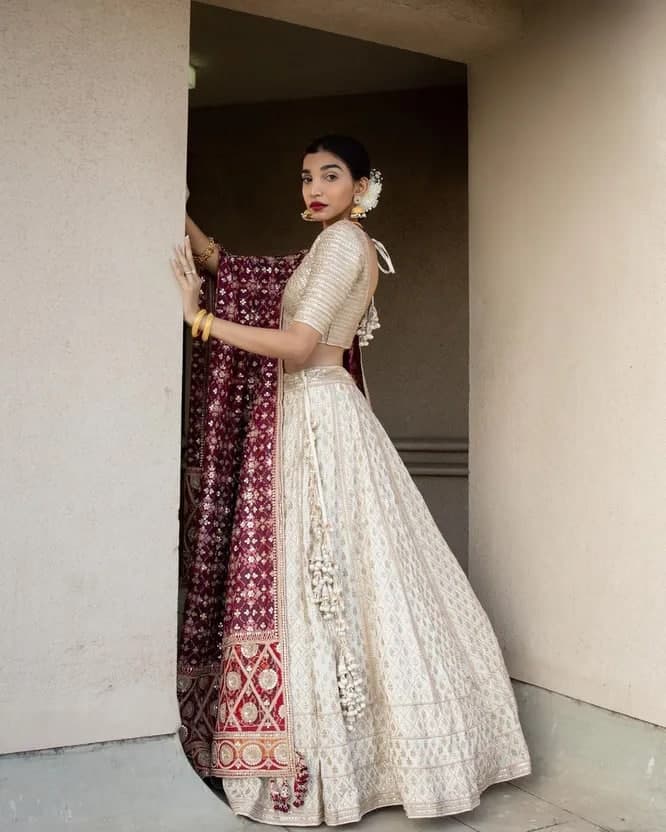 Xotini videoni internetda kora olmaganida, farrosh ayol egasiga zarba berdi. Jin qin porno kompilyatsiya