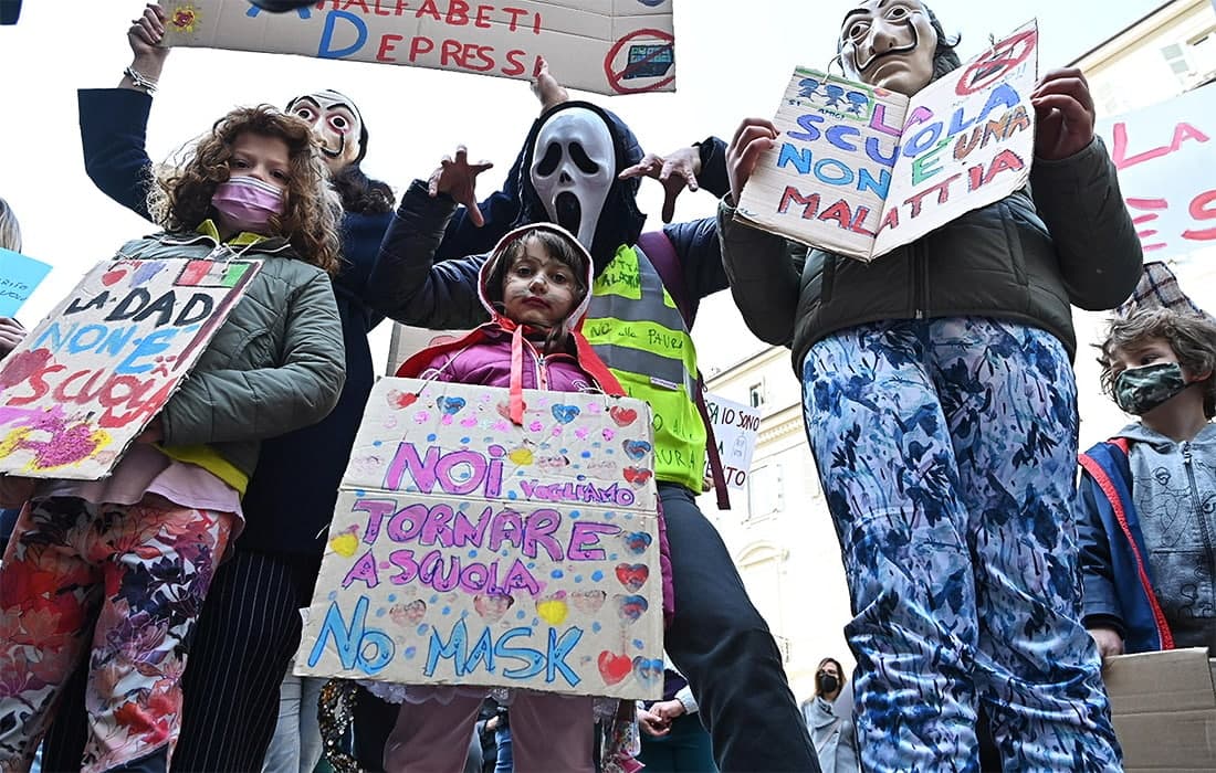 Koronavirusni yenggan 99 yoshli onaxon, onlayn ta’limga qarshi bolalar, avtobusdagi Kim Chen In. 26-mart suratlari