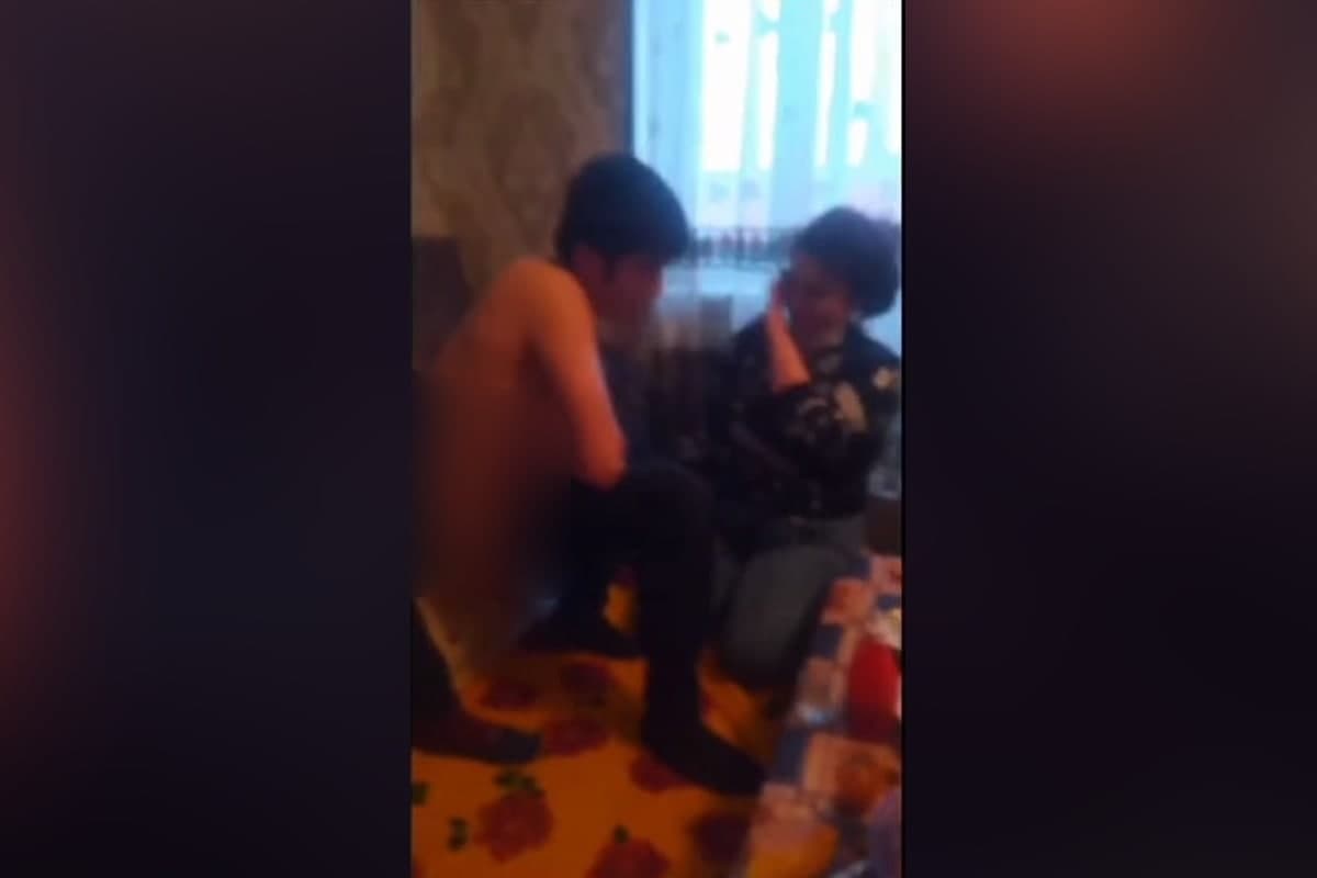 Yalangoch qiz kuzgi ormonda sayr qilmoqda.