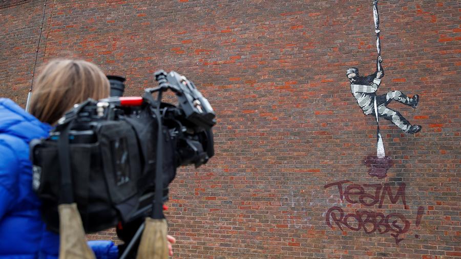 Britaniyada Benksining qamoqxona devoriga chizgan graffitisining bir qismi noma’lum guruh tomonidan bo‘yab ketildi