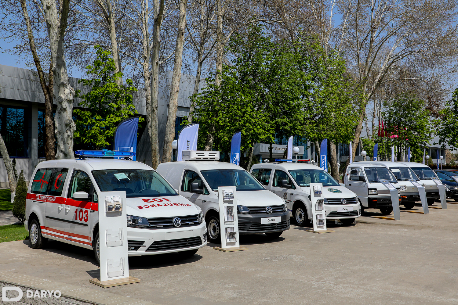 Sariq bir mashinalar toxtash joyida becerdin