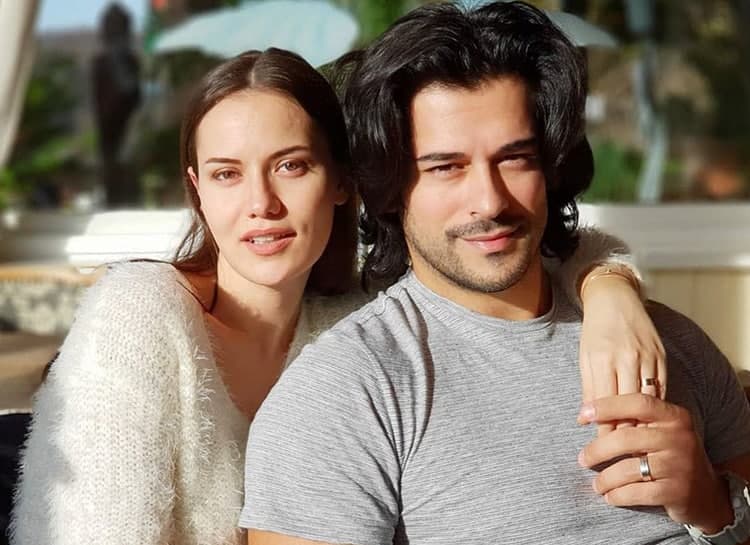 Seksi tennischilar porno Uxlayotgan ayolga teginish