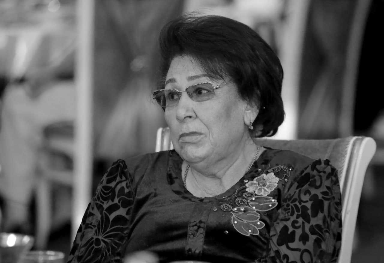 Er yalangoch xotiniga qarab jilmayib qoyadi.