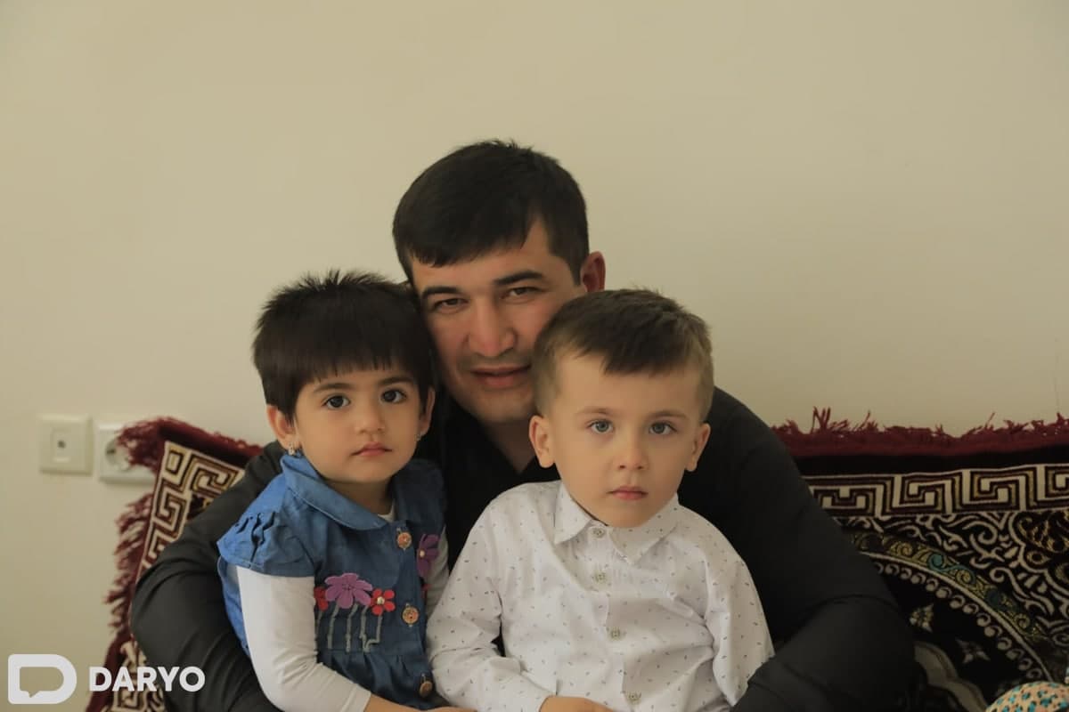 Ular avtobusda bir rusni paypaslab yurishyapti.