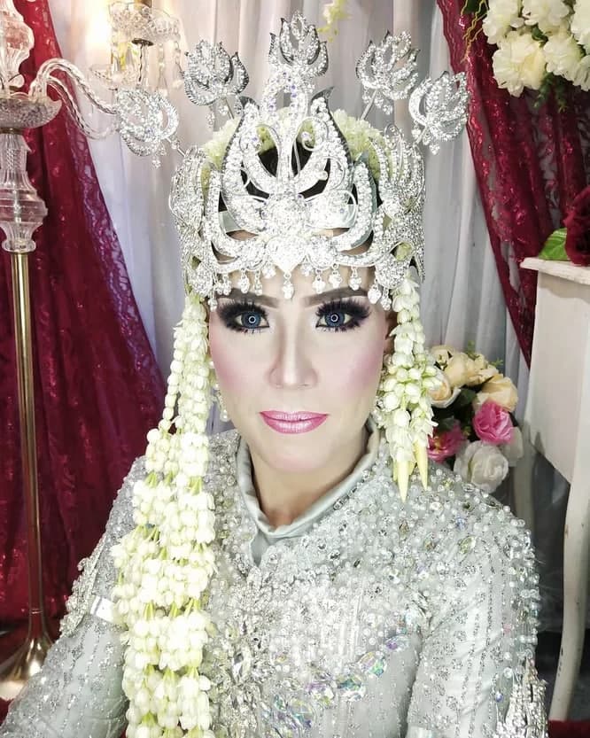 Xotinimni sikishini videoga olaman.