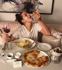 Ayol sonining yangi porno surati Ayollar uchun hojatxonada yashirin kamera