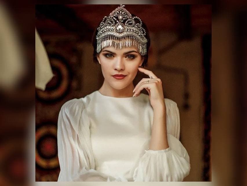 Bir qiz keksa odam uchun raqsga tushadi; striptiz - bu jinsiy aloqaga otish. Ogizdagi suyuqlik rasmlari