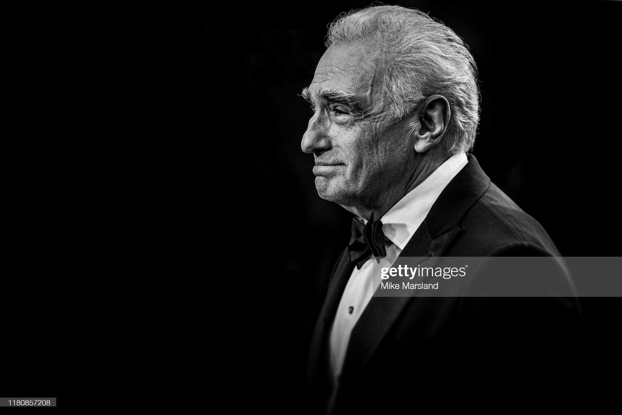 Mehmonlarning yalangoch xotinlari Kiyimsiz tanlov videolari