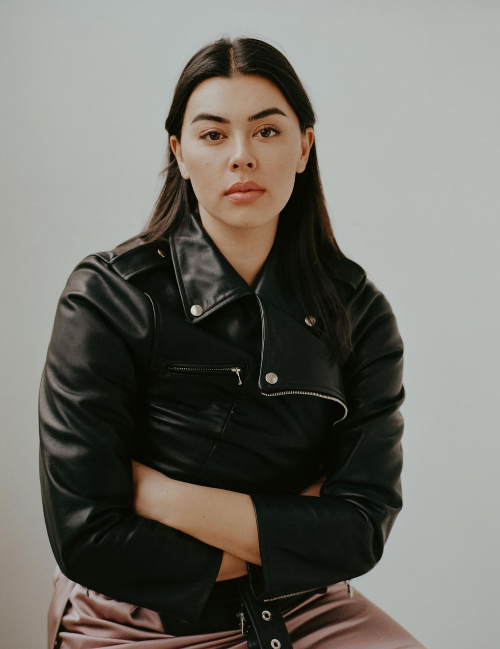 Moynali kiyimlar va etik kiygan qizlarning fotosuratlari Moynali kiyimlar va etik kiygan qizlarning fotosuratlari