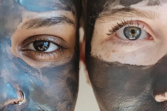 Yalangoch kokraklari va mushuklari bilan yalangoch Janaina Prozeres