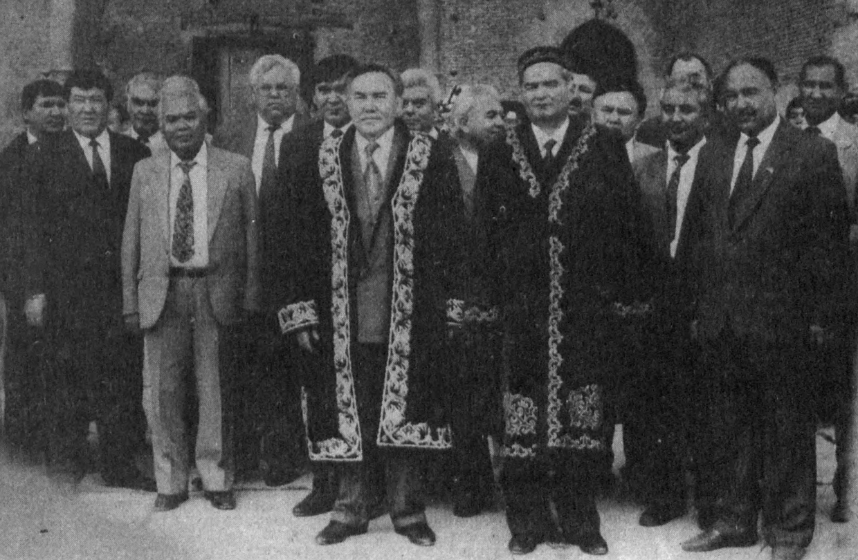 “O‘zbek qozoq bilan qudratli”, Mustaqillik maydoniga “4-5 yil uchun” o‘rnatiladigan obida, o‘quvchilarga bepul ovqat. O‘zbek matbuoti 26-iyunda nimalar haqida yozgan?