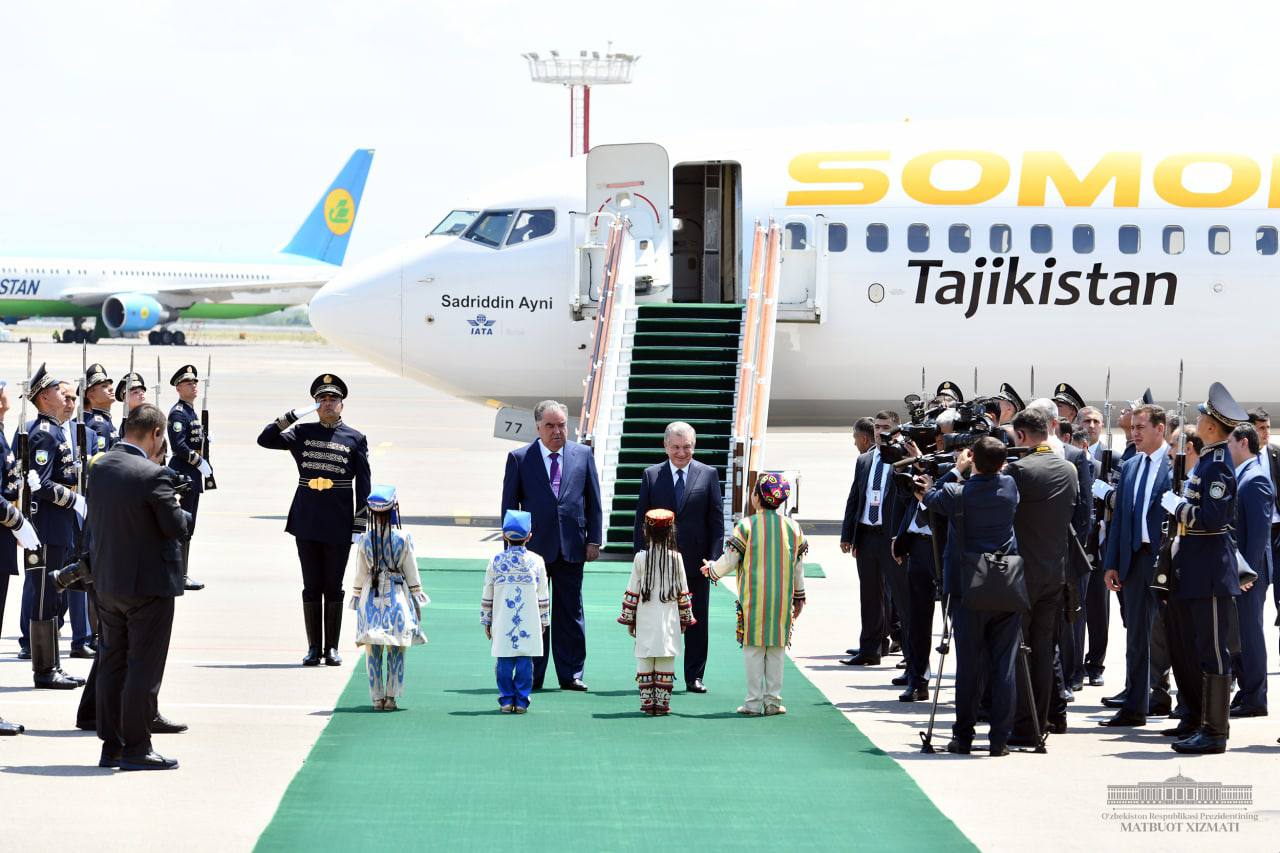 Tojikiston prezidenti Emomali Rahmon Toshkentga yo‘lovchi reyslarini bajaruvchi samolyotda keldi