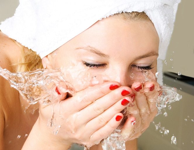 Yoqimli yuzi va sovuq tanasi bolgan fotosini ogziga sik oladi va minatka beradi