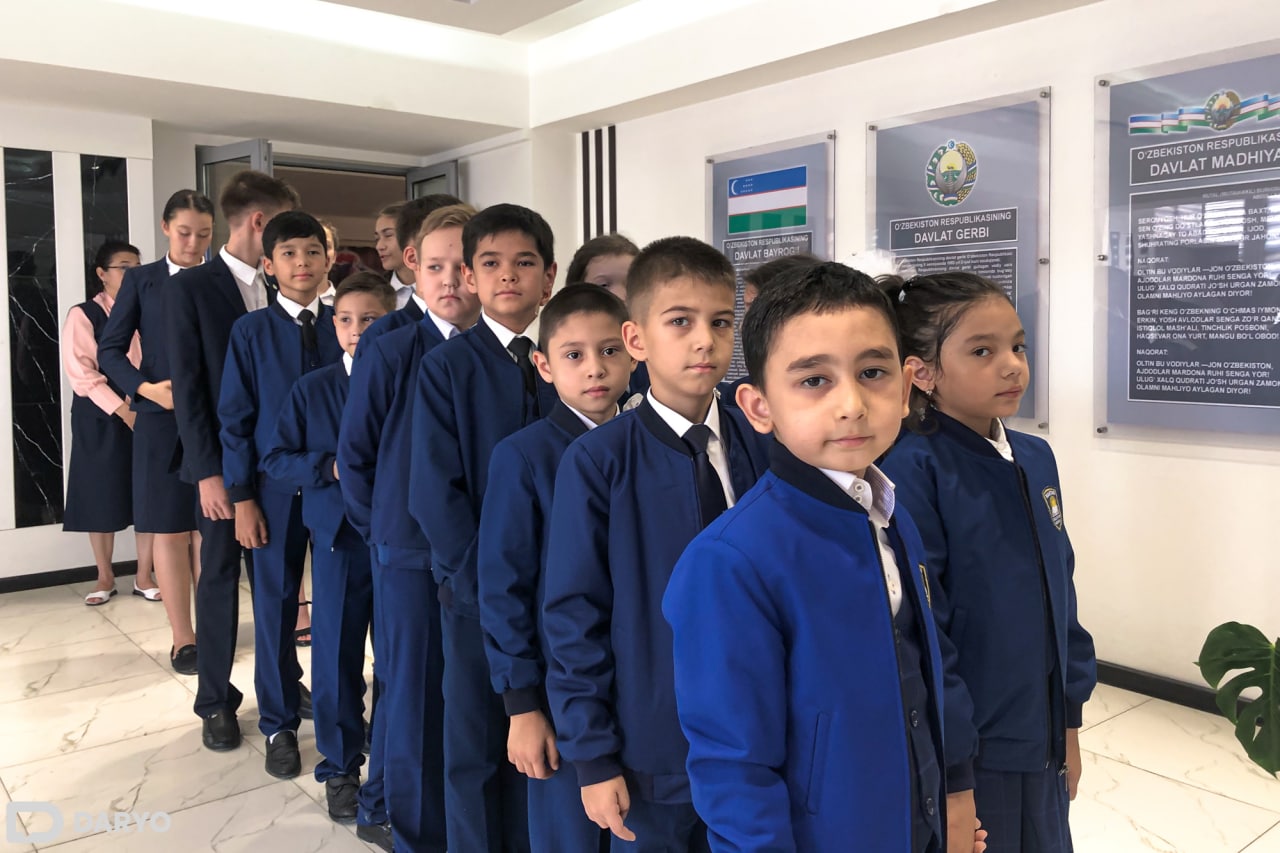 Dik mushukni urmoqda