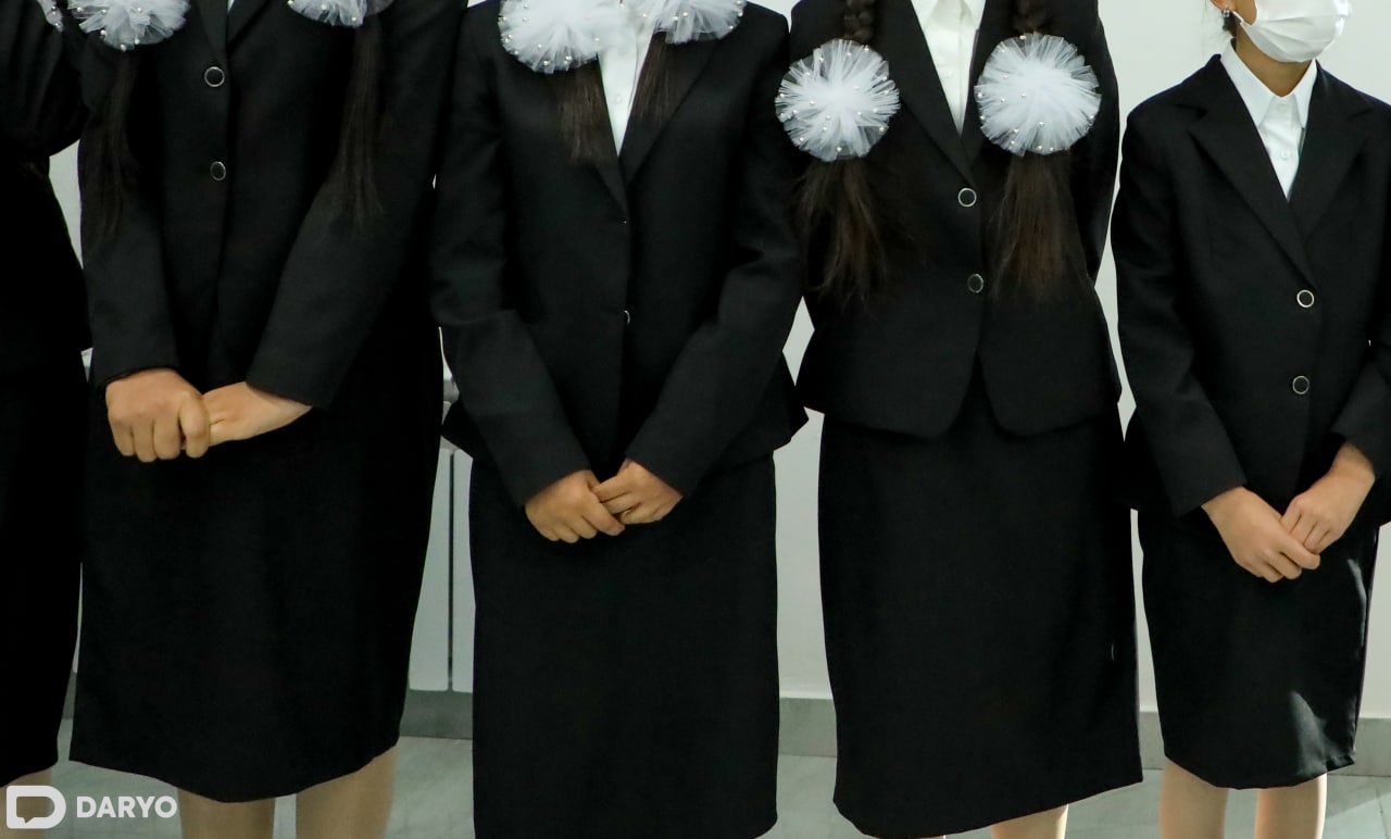 Chokkalab otirgan semiz ayollarning fotosuratlari