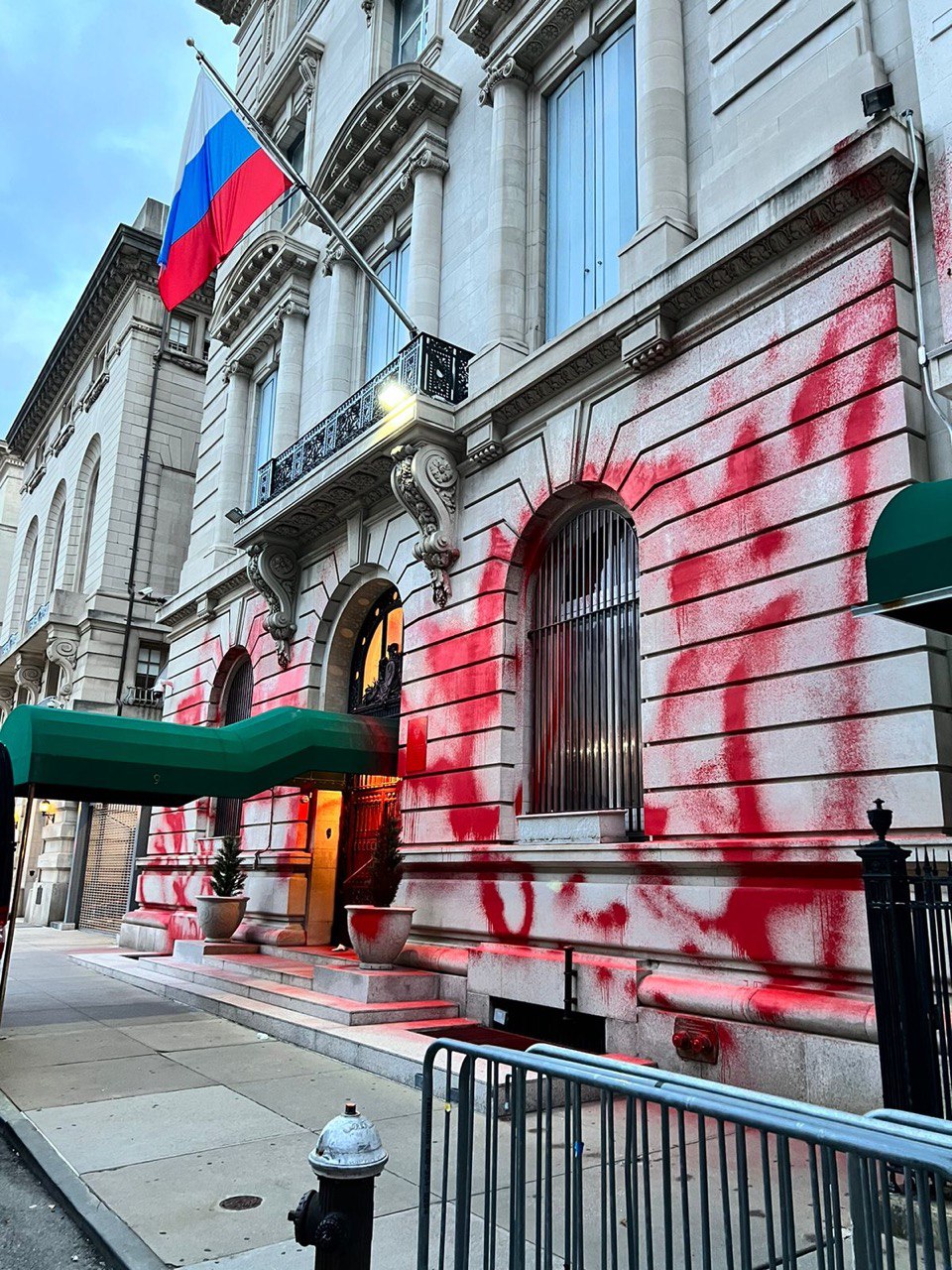 Россиянинг Нью-Йоркдаги бош консуллиги биноси қизил бўёққа бўялди (видео)
