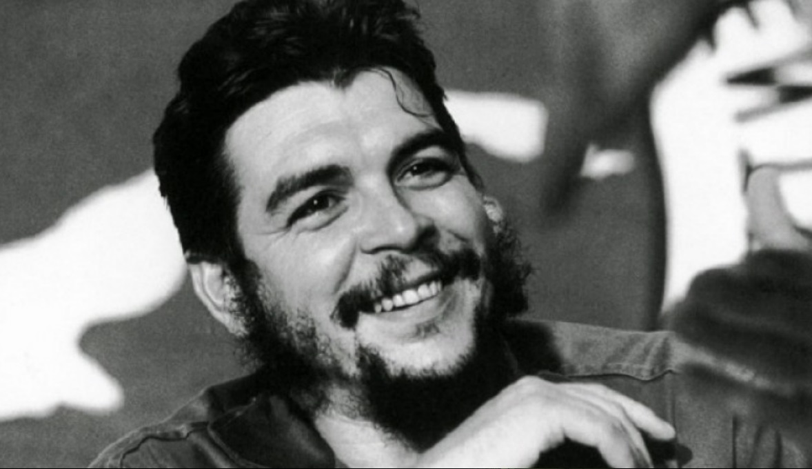 U veb-kamerada teshiklarini korsatdi.