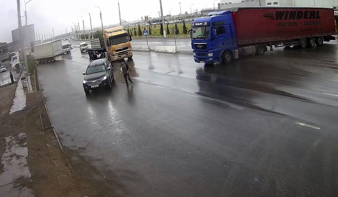 Toshkentda yuk mashinasi piyodaga yo‘l bergan Trailblazer’ni urib yubordi (video)