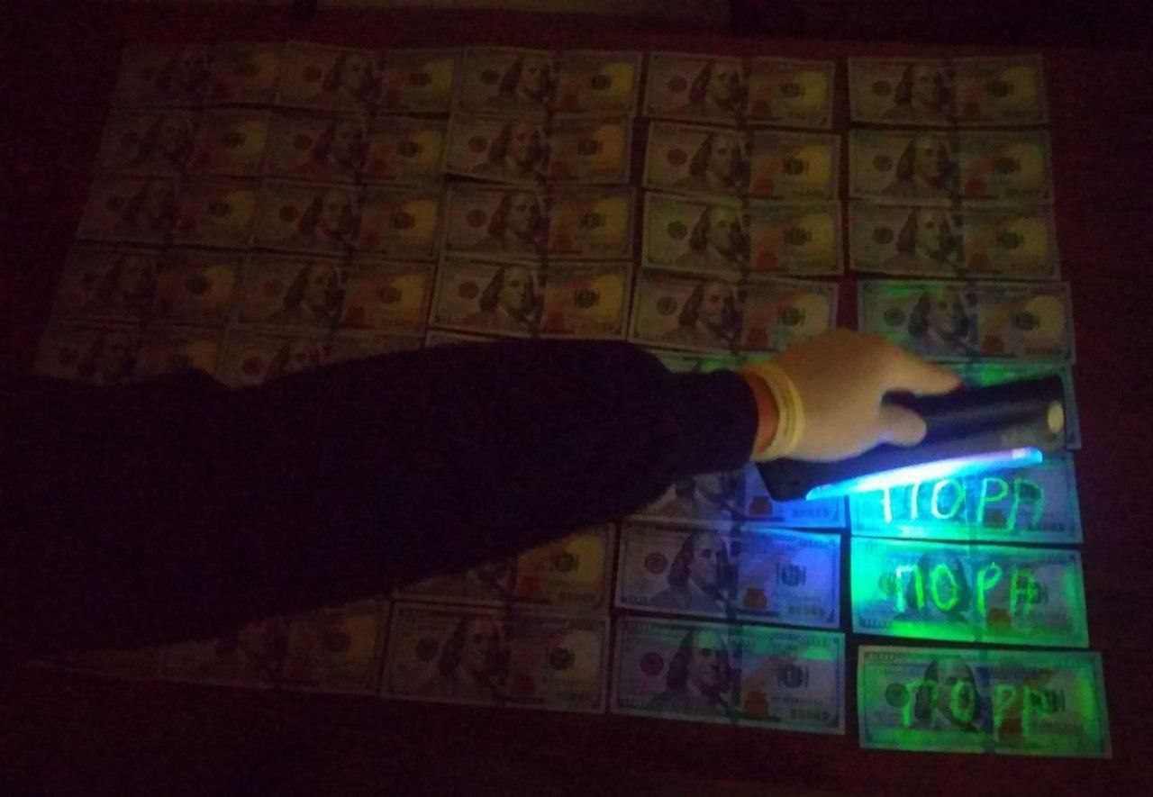 Самарқандда фирибгарликда айбланган фуқарога таниш судьялар орқали ёрдам беришини айтиб, эвазига 4 минг доллар олган адвокат қўлга олинди