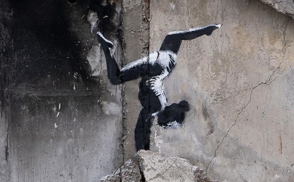 Benksi Ukrainadagi vayron bo‘lgan binoga graffiti chizdi