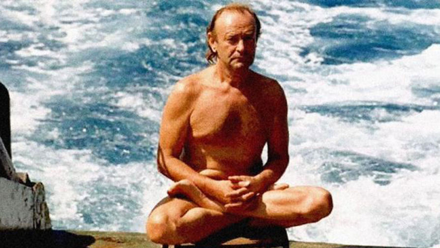 Men qoshnimni kiraverishda ushlab oldim va uni sikdim.