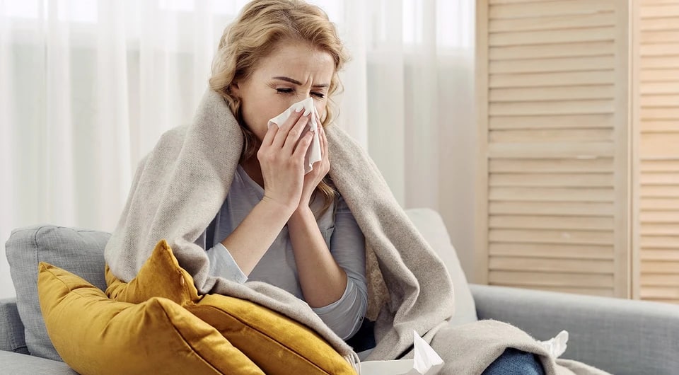 Yaponiyalik erkak qizini jazolamoqda.