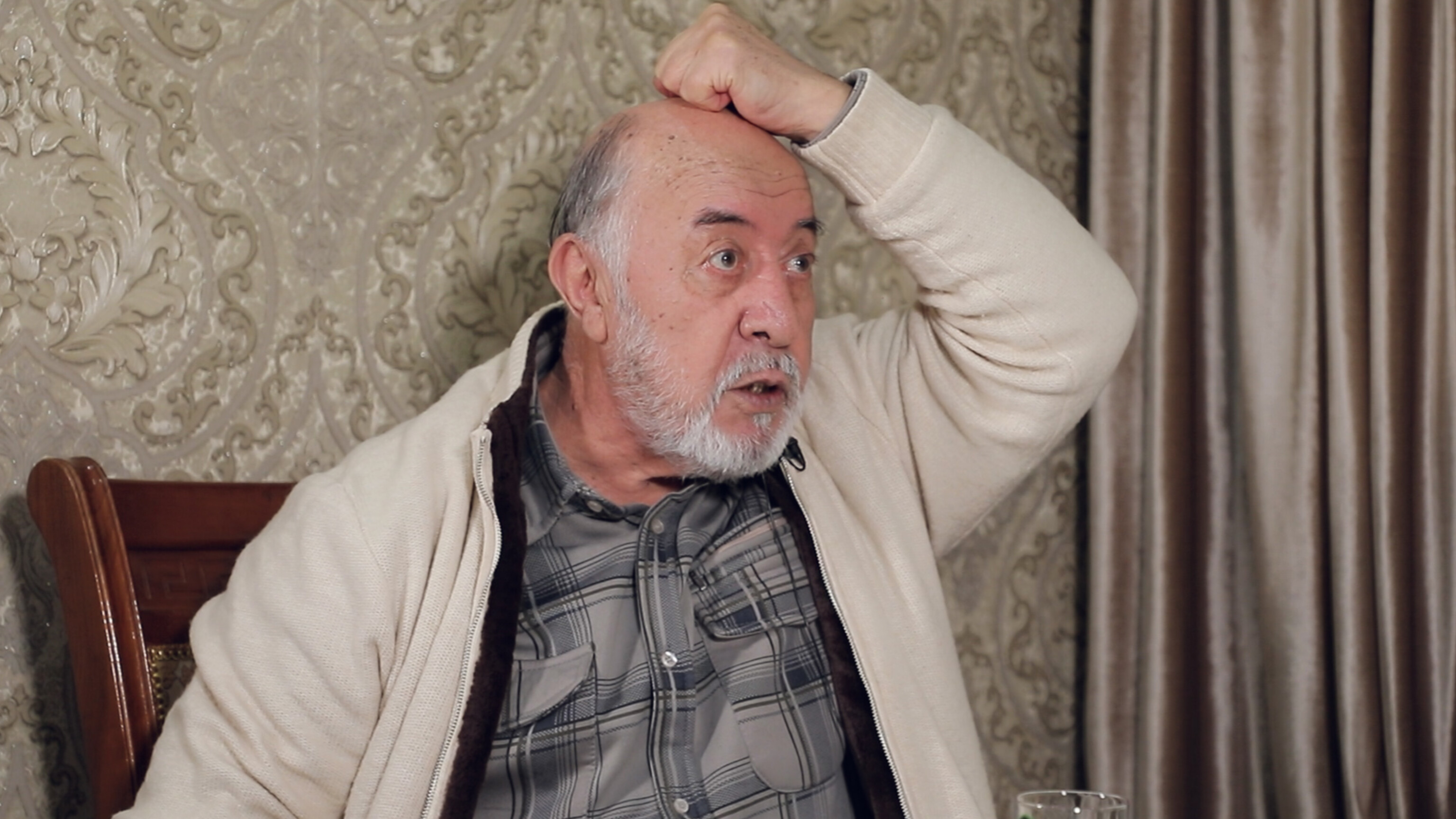 &ldquo;O&lsquo;shandan boshlab sochim to&lsquo;kila boshladi&rdquo;. Rajab Adashev sochini yulgan styuardessa voqeasini gapirib berdi (video)