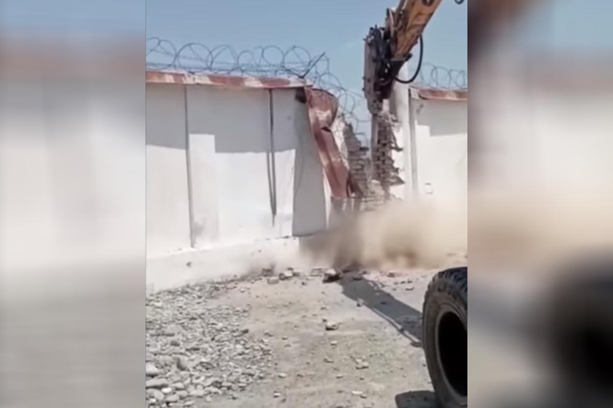 Uzbek authorities destroy border wall with Kyrgyzstan (video)&nbsp;