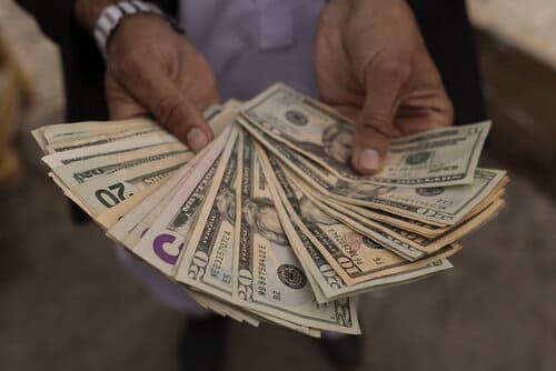 Dunyo bo&lsquo;ylab dollar gegemonligiga qarshilik kuchaymoqda