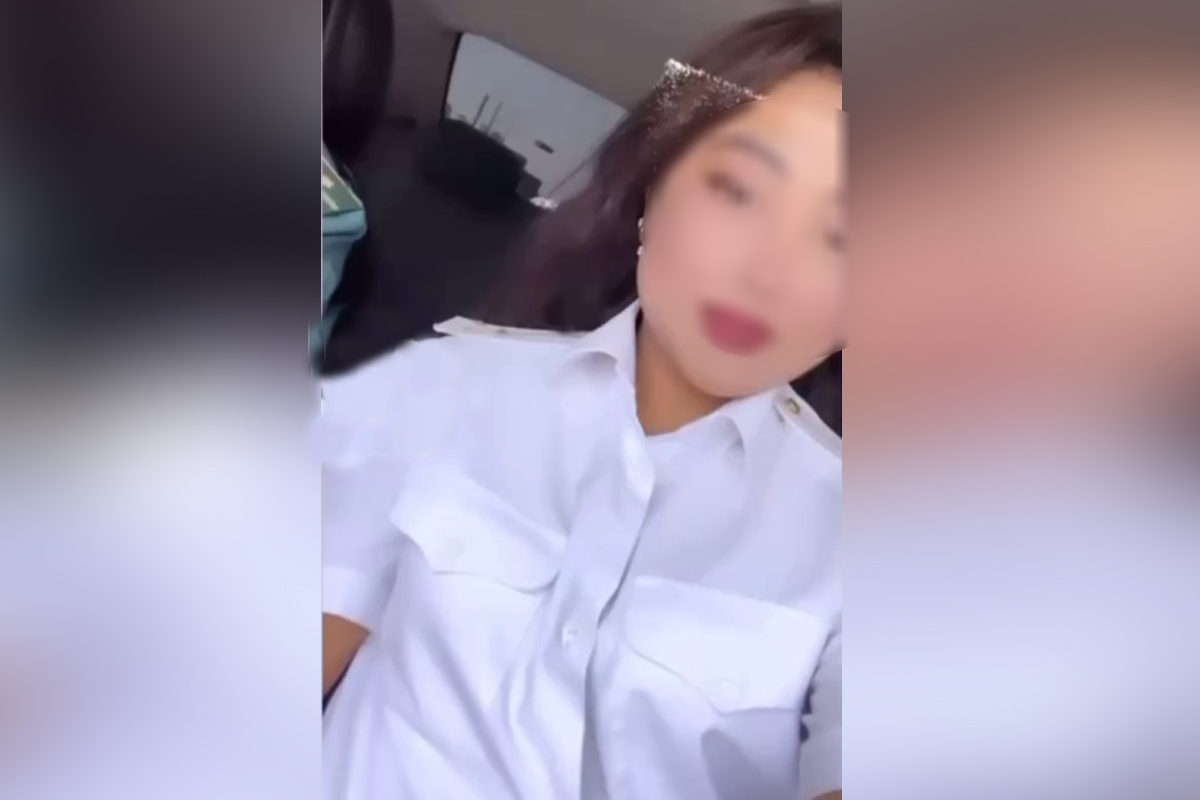 Ikki rus qiz yigitlar bilan porno suratga olishmoqda. Crazy Nights of Cleopatra porno filmini tomosha qiling