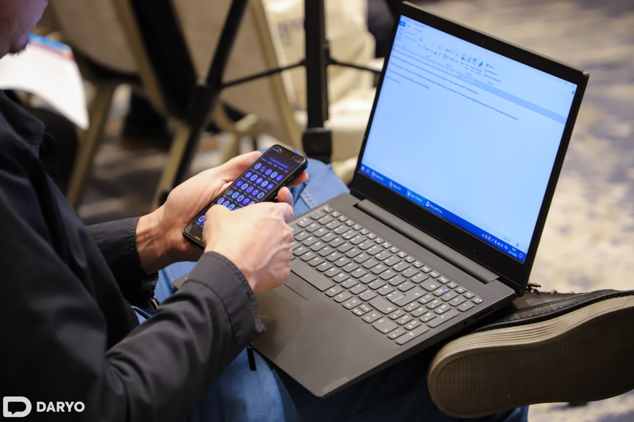 Xotin dostining toyida porno