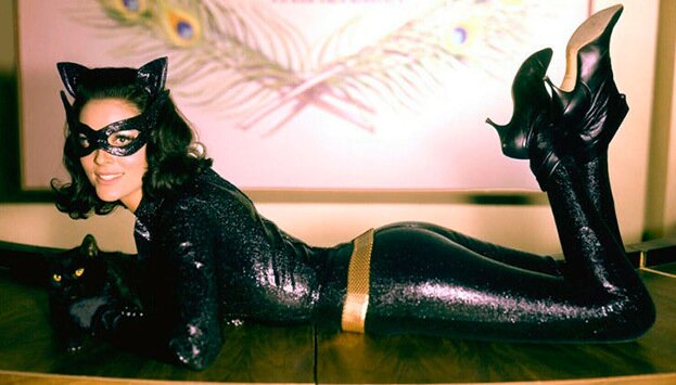 Kozgu oldida ozini-ozi silkitib