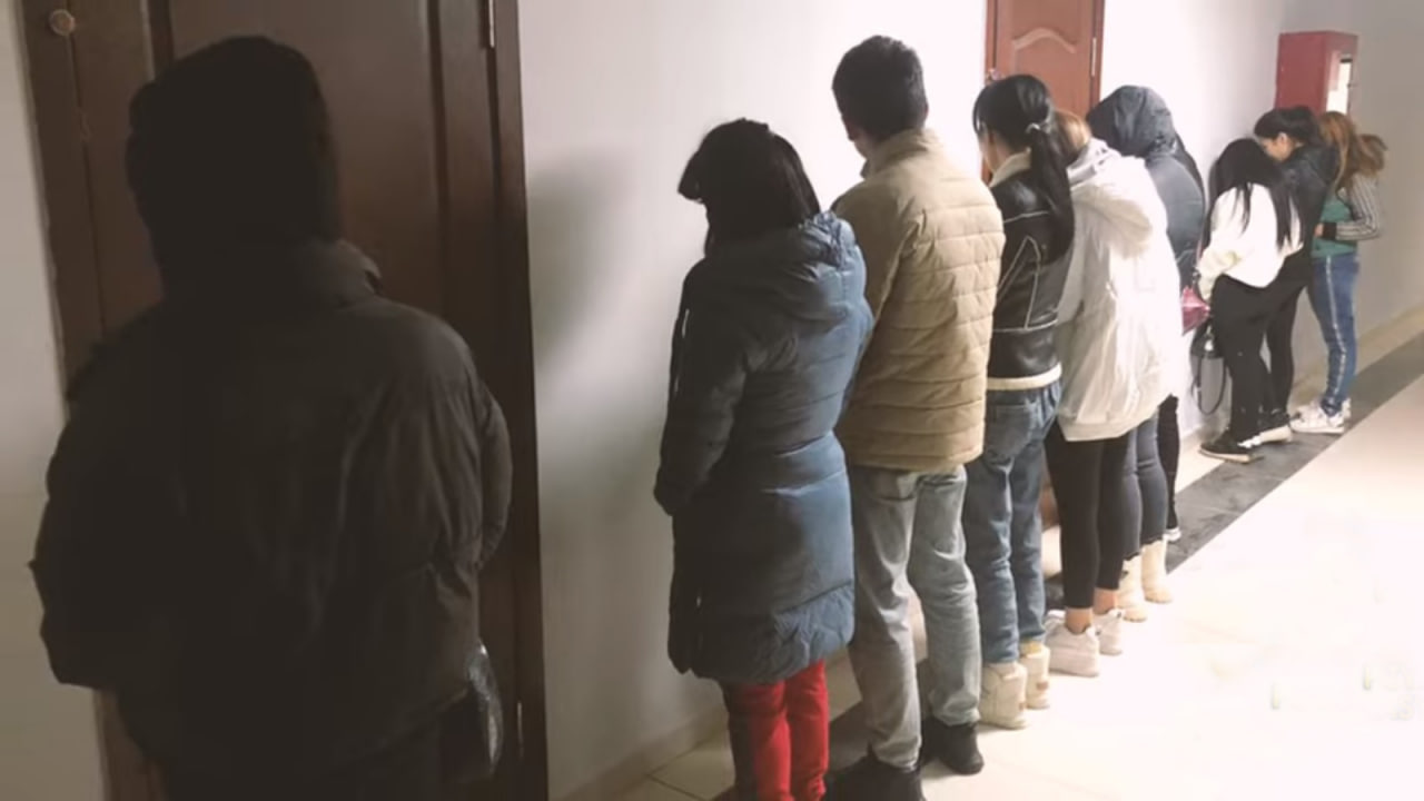 Ular ozlarini axlat qilmaguncha sikishadi Gimnastika bilan jinsiy aloqa video