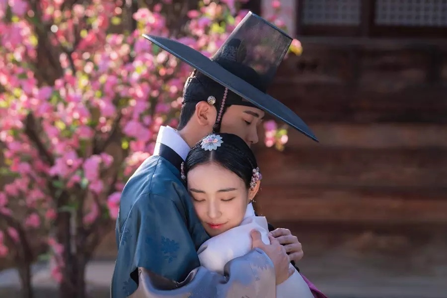 Sevishganlar va erlar bilan BBW jinsiy aloqa Gozal rus onalari ishtirokida porno