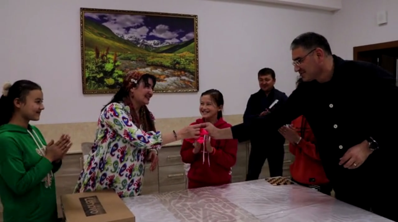 Porno jinsiy aloqa video oral seks Porno: Uxlab yotgan xotin oz mushukiga sperma oladi