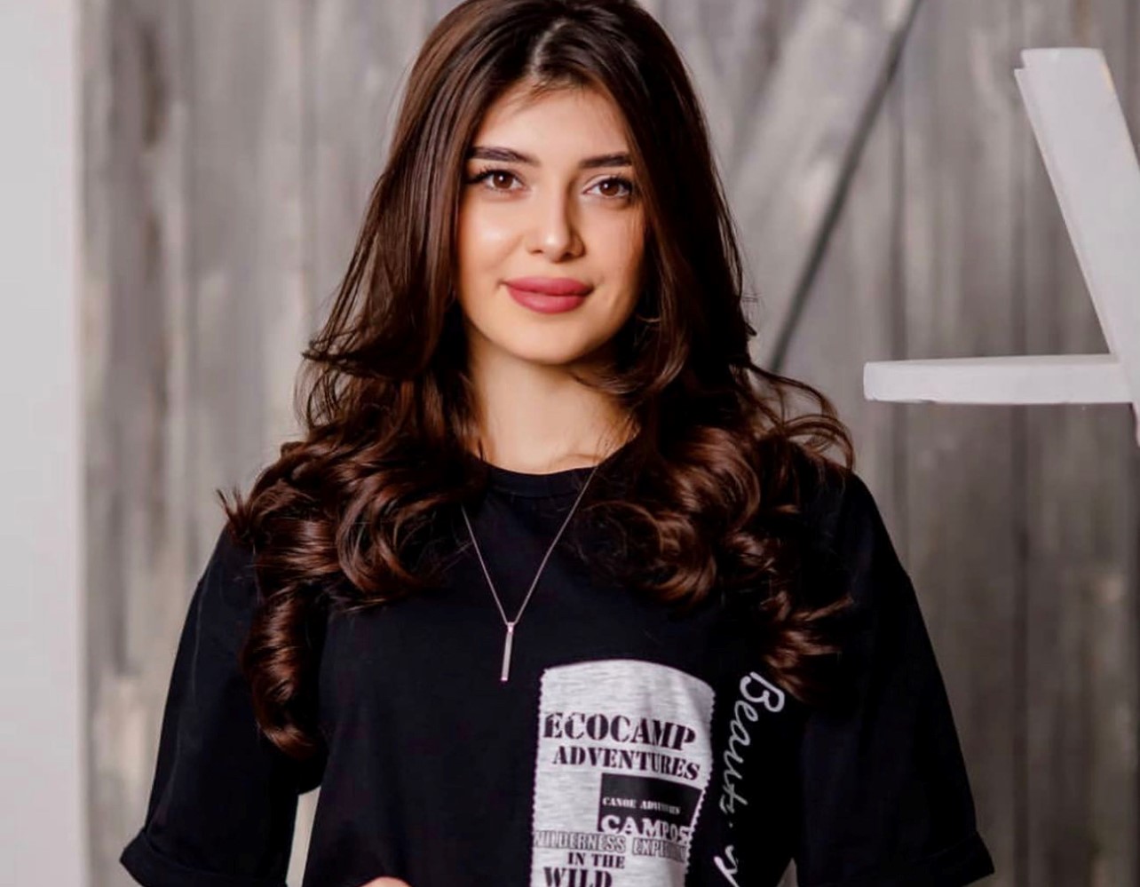 Yosh onalar ishtirokidagi rus pornosini tomosha qiling