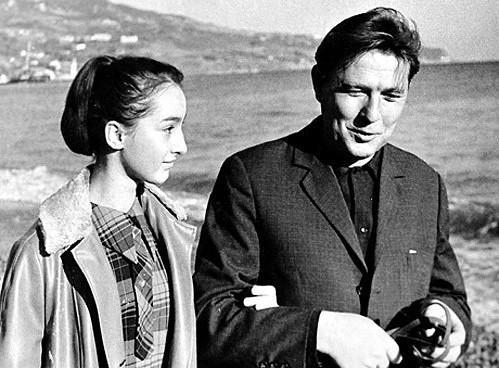 Er dostiga qongiroq qildi va xotinining fotosuratini silab kordi Er dostiga qongiroq qildi va xotinining fotosuratini silab kordi