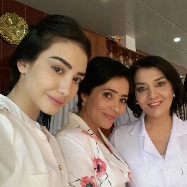 Turmushga chiqmagan ayolning notanish odam bilan orzusi, turmush qurgan erkak bilan jinsiy aloqa Oriq qoramagizning yaqindan olingan videodagi ajoyib mushuki