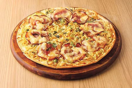 <p><b></b><strong>Yaponiyada Pizza Hut tarmog‘i noodatiy pitssani sotuvga chiqardi</strong></p>