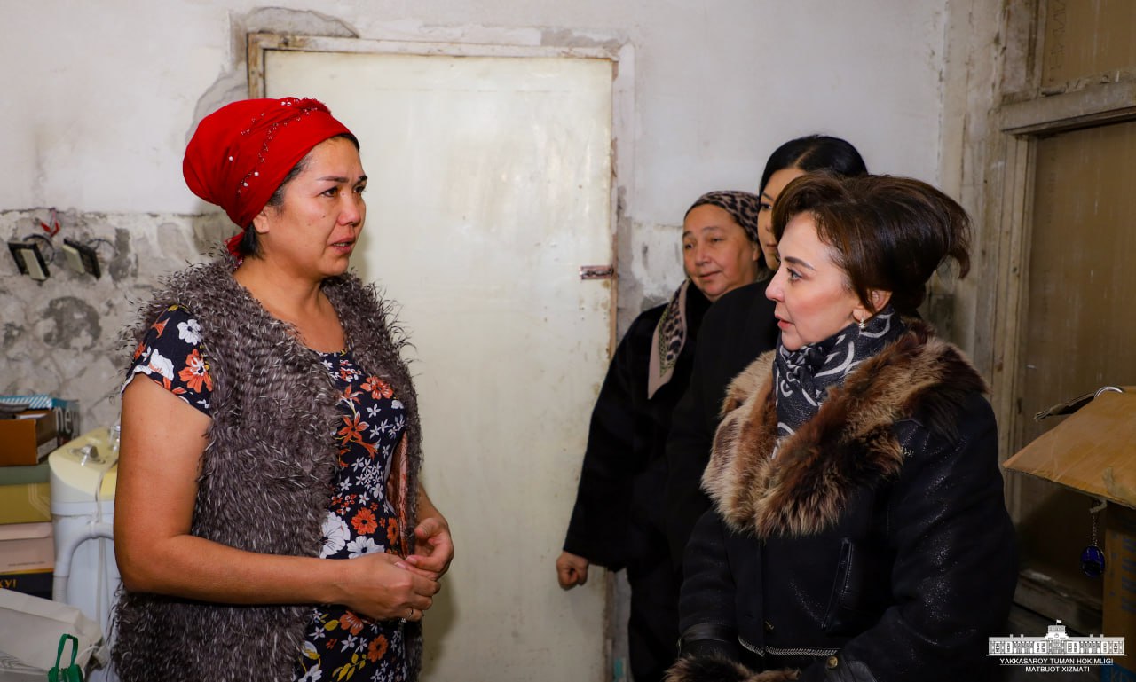 <p><b><strong>Yakkasaroy hokimi unga murojaat qilib, uy ta’miri va sog‘lig‘idan shikoyat qilgan ayol xonadoniga bordi </strong></b></p>