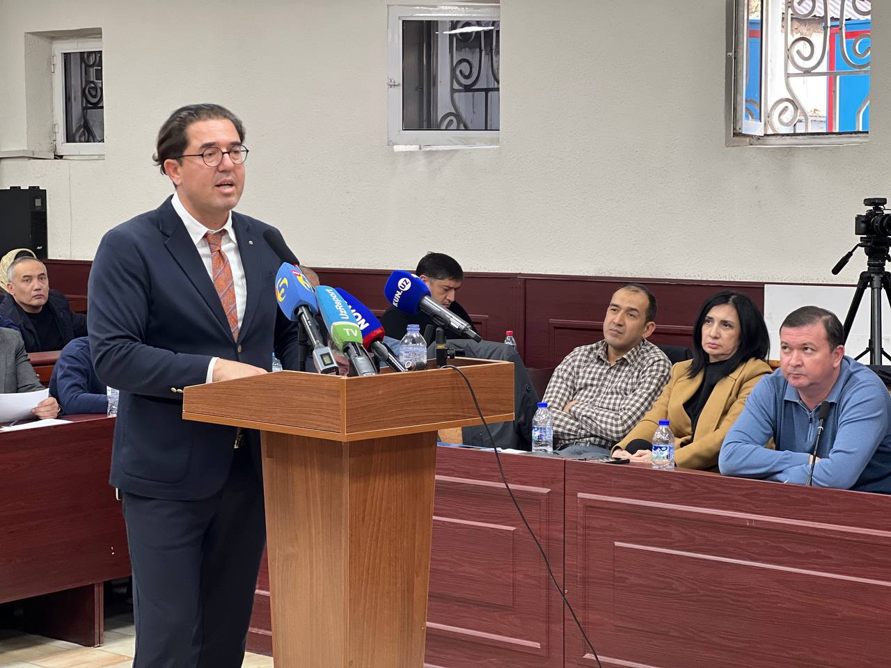 <p><b>“Bolalar o‘limiga siropning aloqasi yo‘q, tergov ham buni isbotlay olmadi”. “Dok-1 Maks” sudida advokatlarning muzokara so‘zi tinglanmoqda</b></p>