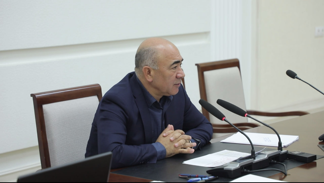 <p><b><strong>Zoir Mirzayev tuman va shahar hokimlari davlat dasturlari hamda qarorlarini o‘qimasligini aytib, ularning rejasiz ishlashini tanqid qildi</strong></b></p>