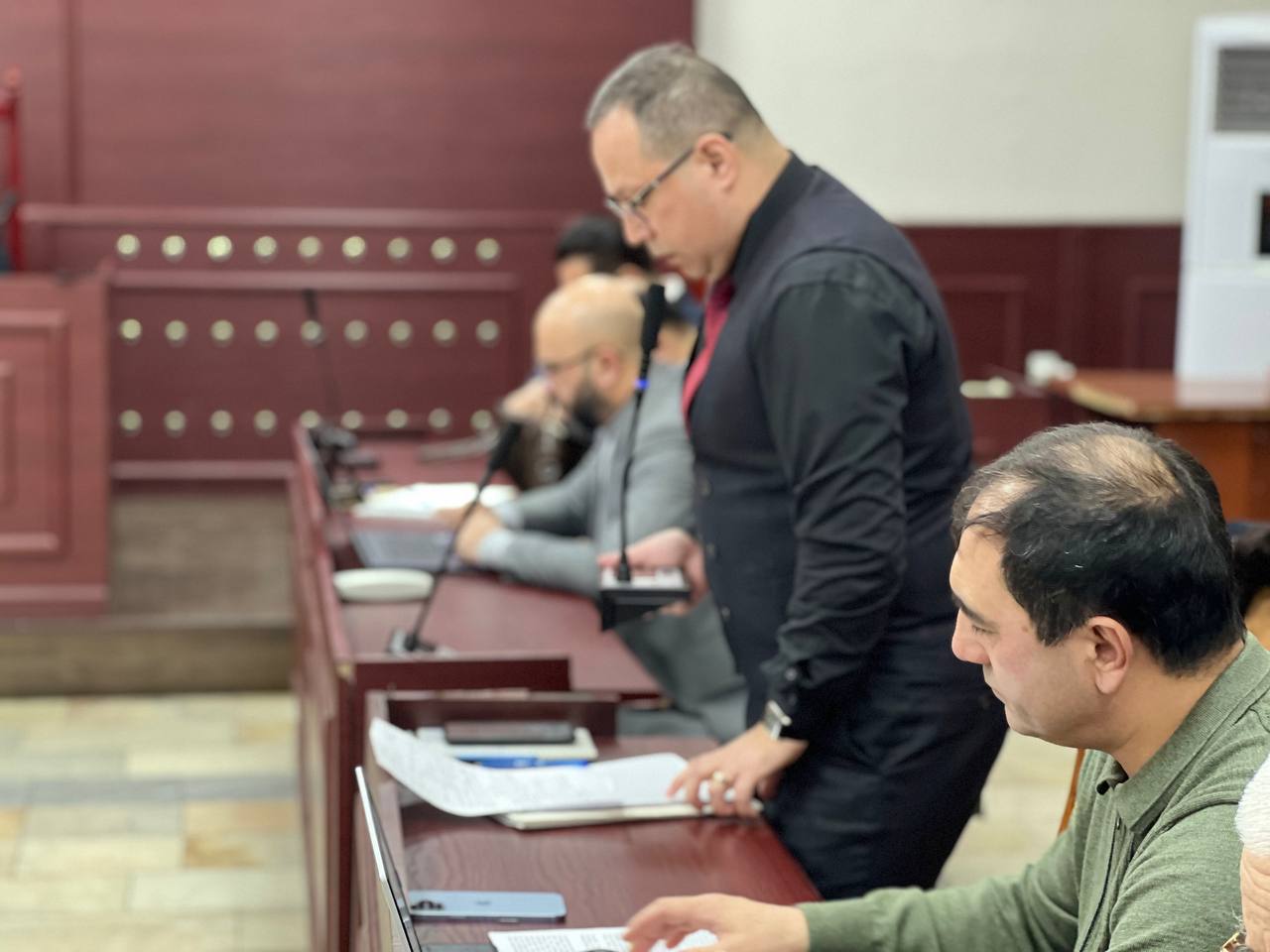 <p><b>“Kariyev pushaymonlik xati yozmagan, uning aybi yo‘q”. Advokat prokurorning so‘zlariga e’tiroz bildirdi</b></p>