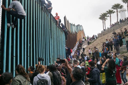 <p><b>AQSH&mdash;Meksika chegarasida yarim yilda qariyb 1 million migrant hibsga olindi</b></p>